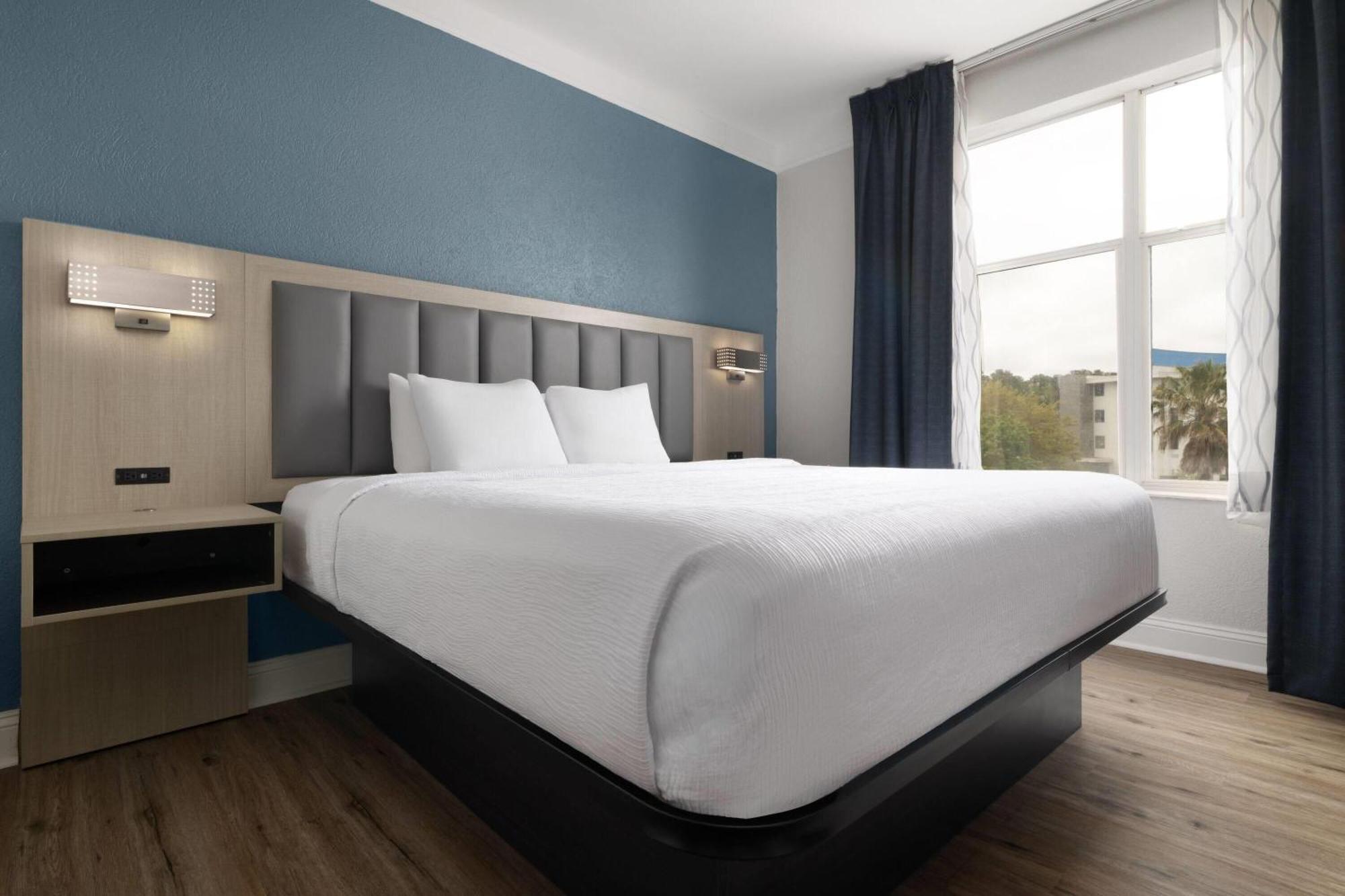 Wingate By Wyndham Gateway Hotel