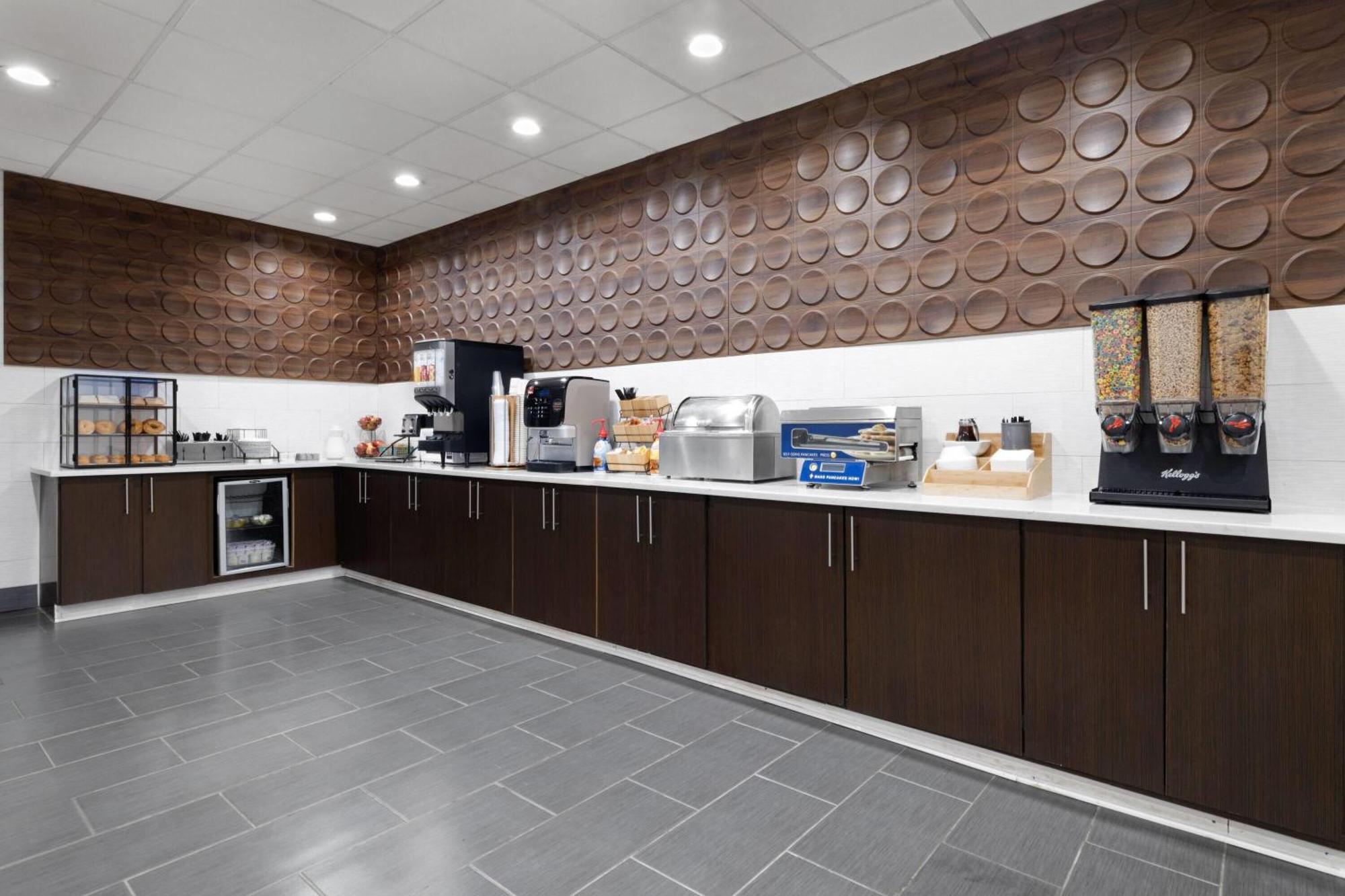 Wingate By Wyndham Gateway Hotel 2*